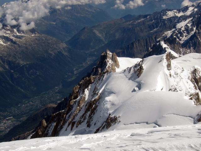 Tag 3: Der Gipfel : III.) 10:38 - Am Gipfel den Aufstieg knipsen: Rechts die zuvor durchquerten Flanken des Maudit Gipfels