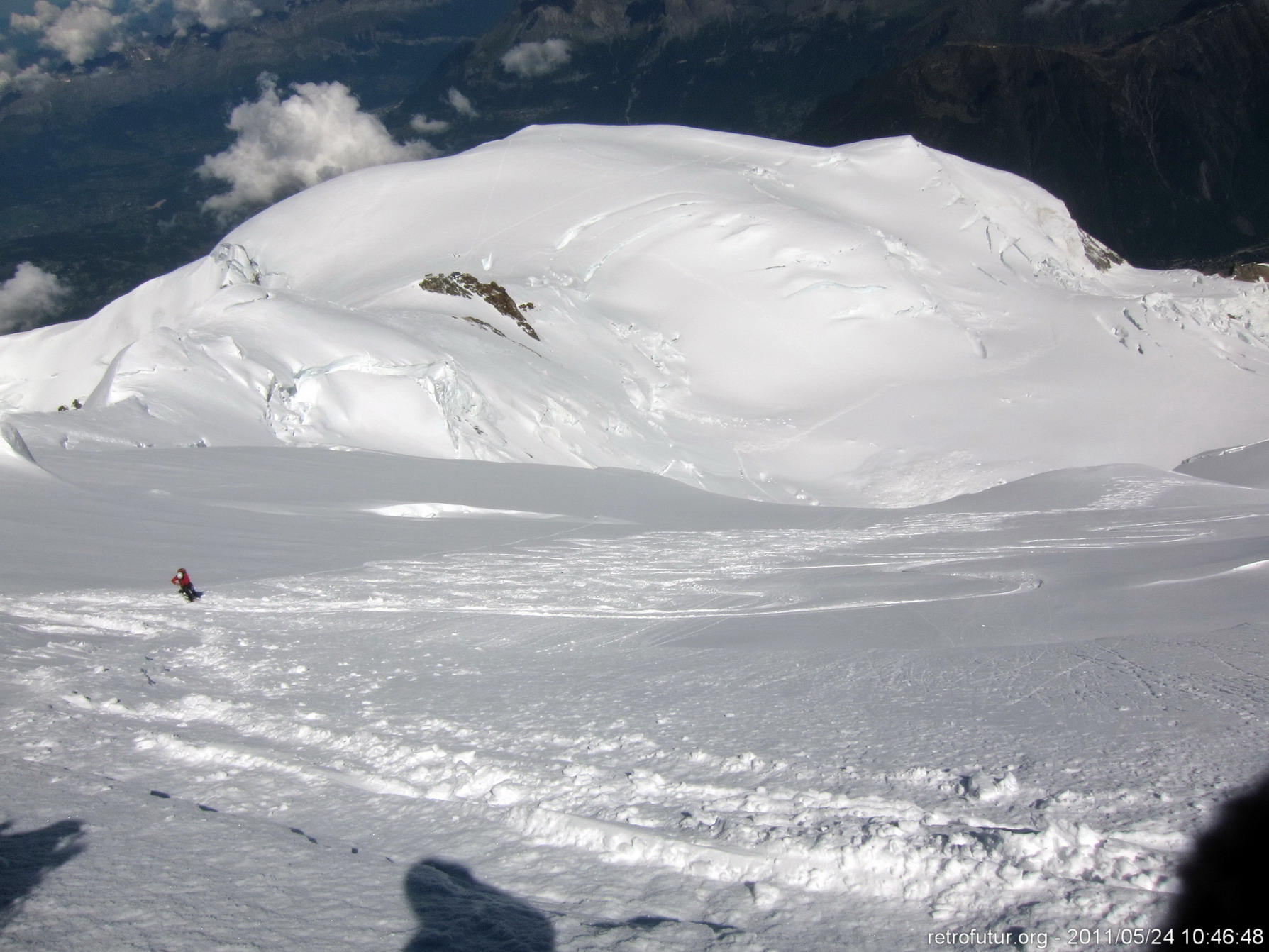 Tag 3: Der Gipfel : 10:46 - Der Hang wartet. Und Klaus. Ein gutes Stück weiter unten der Dôme du Goûter mit seinen bescheidener Höhe von lediglich 4303 m.