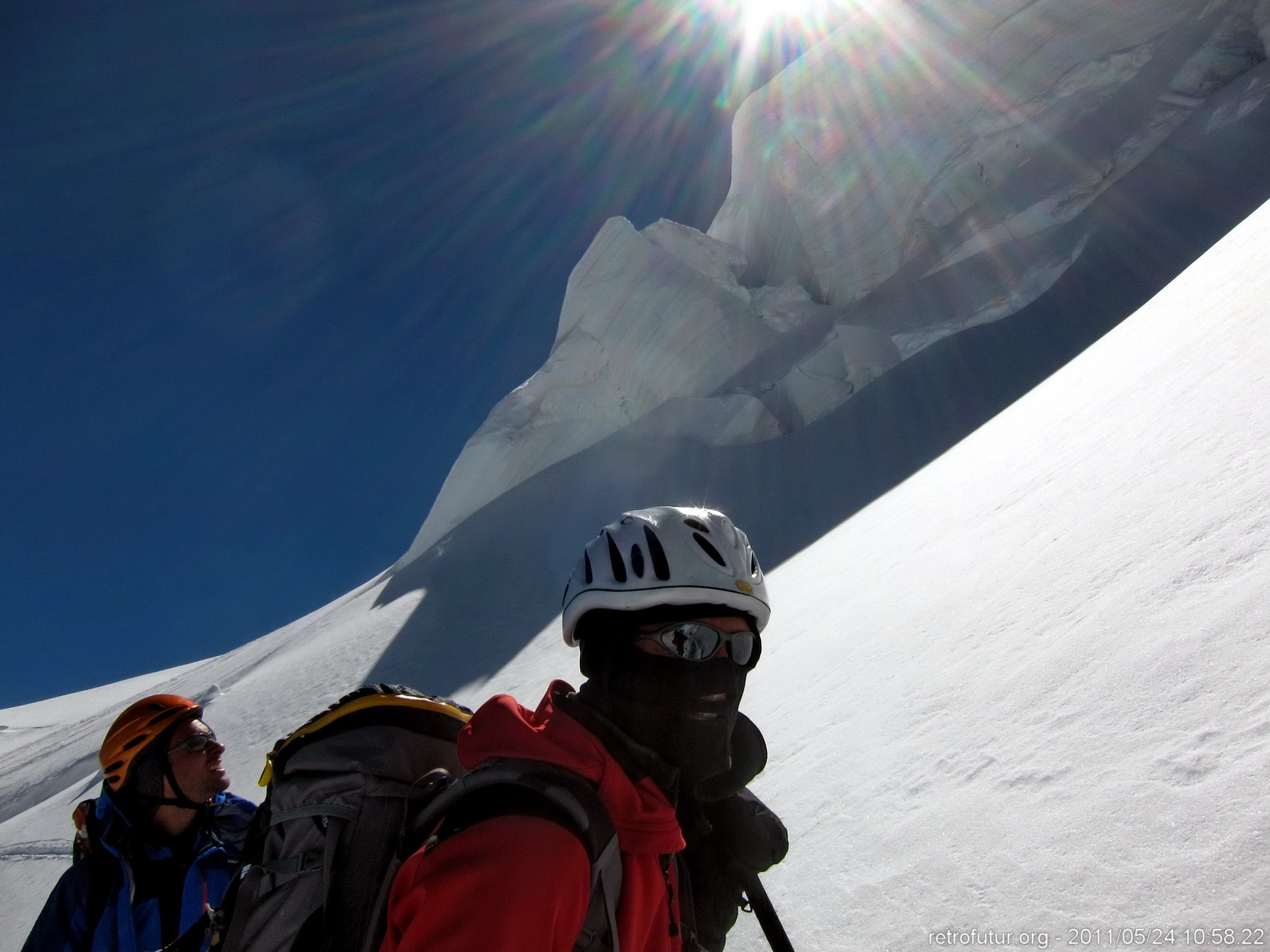 Tag 3: Der Gipfel : 10:58 - Blick auf die Eisblöcke in Mehrfamilienhausgröße