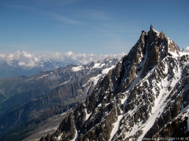 Tag 3: Der Gipfel : VI.) 11:42 - Zoom zum Aiguille du Midi, auf selbigem lud uns gestern früh die Seilbahn aus.