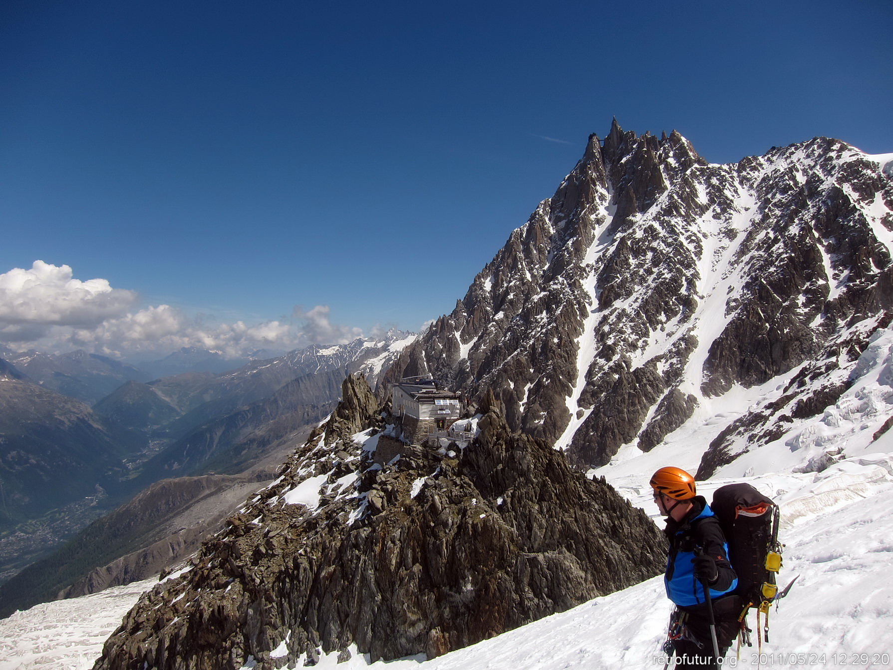 Tag 3: Der Gipfel : VI.) 12:29 - Nach 1,8 Höhenkilometer Abfahrt: Clemens -orangener Helm doch dabei- begutachtet die Grand Mulets Hütte (3051m) mitsamt Helikopter