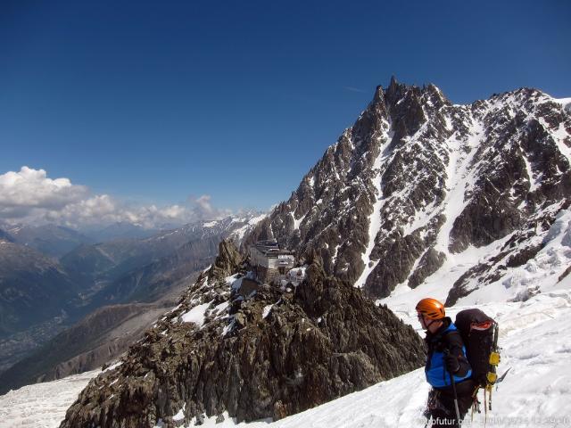 Tag 3: Der Gipfel : VI.) 12:29 - Nach 1,8 Höhenkilometer Abfahrt: Clemens -orangener Helm doch dabei- begutachtet die Grand Mulets Hütte (3051m) mitsamt Helikopter