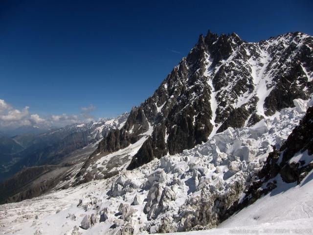 VI.) Der Bossons Gletscher auf aus etwa 3000 Meter Seehöhe. Er wird noch weitere 1600 Meter hinabfliessen, bis seine Zunge derzeit bei 1400m endet (63.02 KByte) Tag 3: Der Gipfel : VI.) Der Bossons Gletscher auf aus etwa 3000 Meter Seehöhe. Er wird noch weitere 1600 Meter hinabfliessen, bis seine Zunge derzeit bei 1400m endet