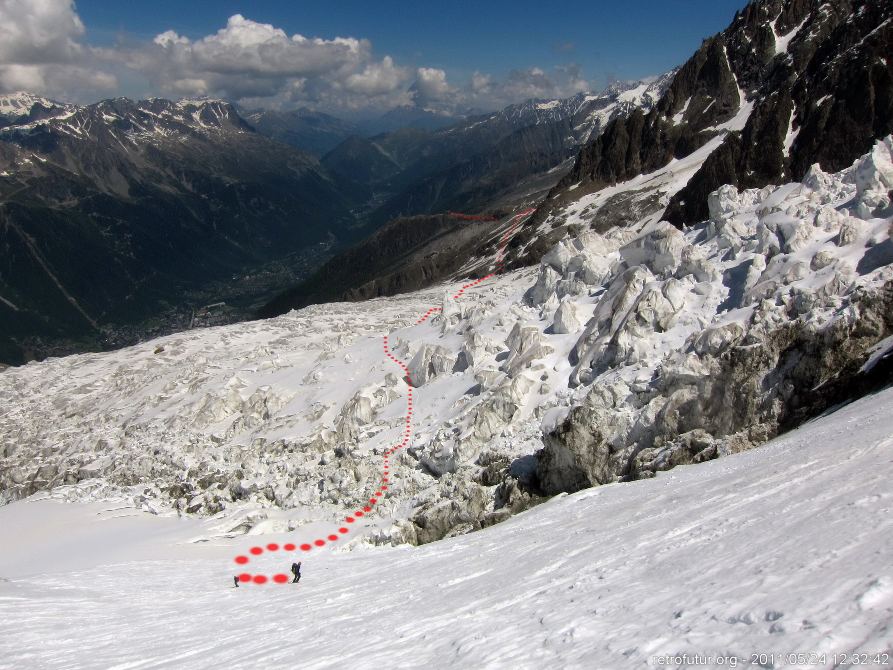 Tag 3: Der Gipfel : VII.) 12:32 - Die Jonction - das Trümmerfeld des Bossons Gletschers. Im Hintergrund ist am Ende der roten Punktierung bereits unser Tagesziel Plan de l'Aiguille zu erkennen