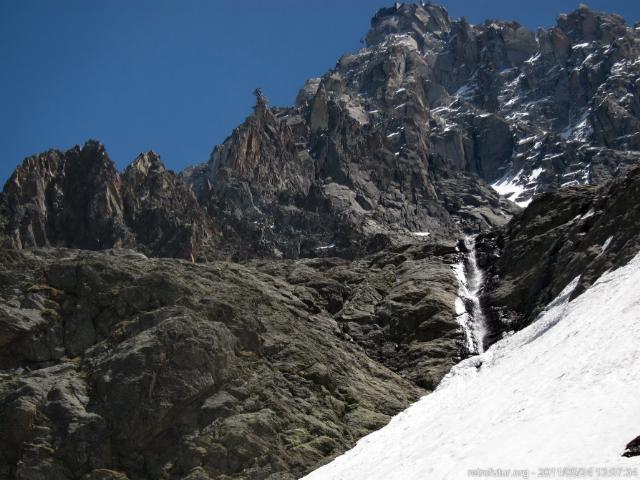 Tag 3: Der Gipfel : VIII.) 13:07 - Blick hinauf, steil am Grat auf 3060m der verwaiste Mast (obere Bildmitte) der nie fertiggestellten Seilbahn zum Col du Midi  (3600m, rechts im Bild)