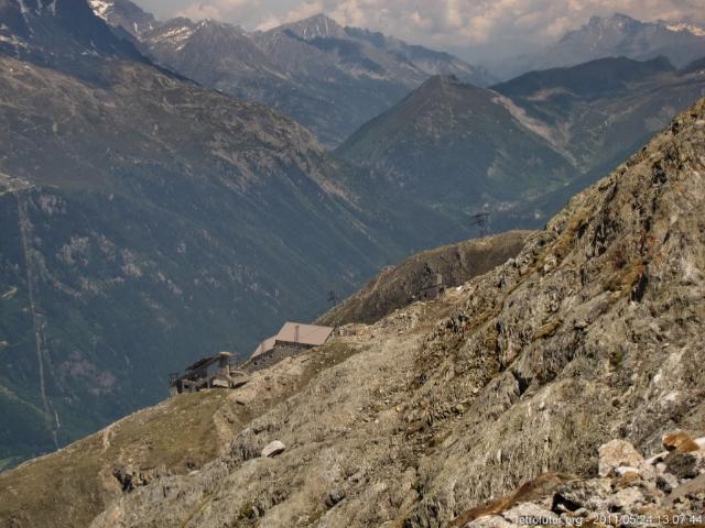 Tag 3: Der Gipfel : VIII.) 13:07 - Stationskomplex les Glaciers 2404m. Die bis hierher führenden zwei Sektionen Seilbahn konnten nie bis zum Gipfel Aiguille du Midi vervollständigt werden