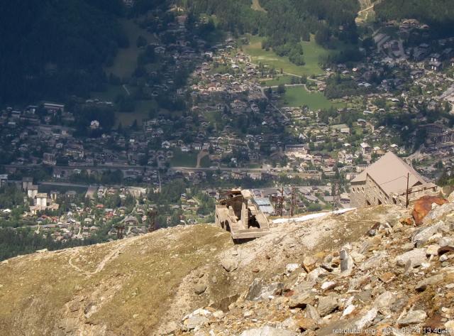 Tag 3: Der Gipfel : VIII.) 13:40 - Zoom: Die skurrile Betonkonstruktion der nie fertiggestellten (1948) dritten Sektion, rechts davon der Bergstation der 1927 nach 17 Jahren Bauzeit in Betrieb gegangenen und 1951 stillgelegten zweiten Sektion.