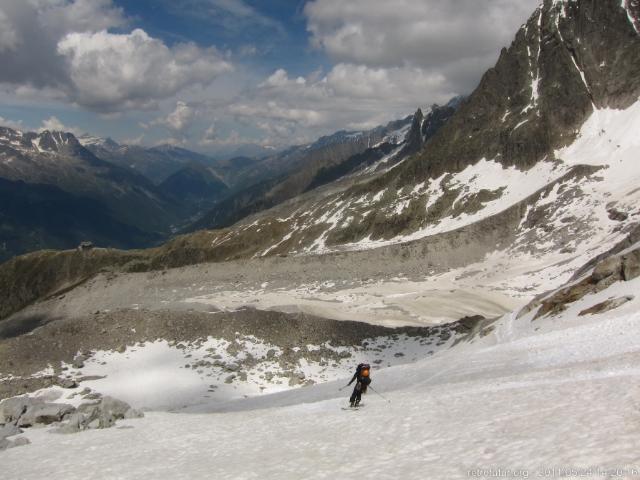 Tag 3: Der Gipfel : VIII.) 14:20 - Nur mehr dahingleiten auf den letzen Krümel Schnee. Ein letztes Hindernis stellt die etwas widerborstige Moränenflanke (durch die Bildmitte sich ziehend) dar.