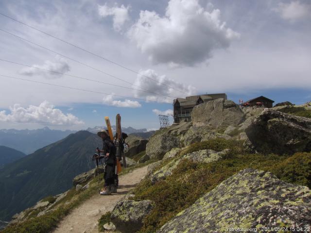 Tag 3: Der Gipfel : VIII.) 15:04 - Seilbahnstation Plan de L'Aiguille: Gleich gleich ists geschafft, die Produktfahnen der Touristenbar wehen und locken