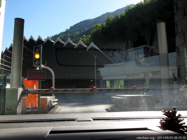 Tag 4: Abreise : Mautstelle Tunnel du Mont Blanc. Der Tröpfchenzähler lässt Fahrzeuge nur im grossen Abstand durch