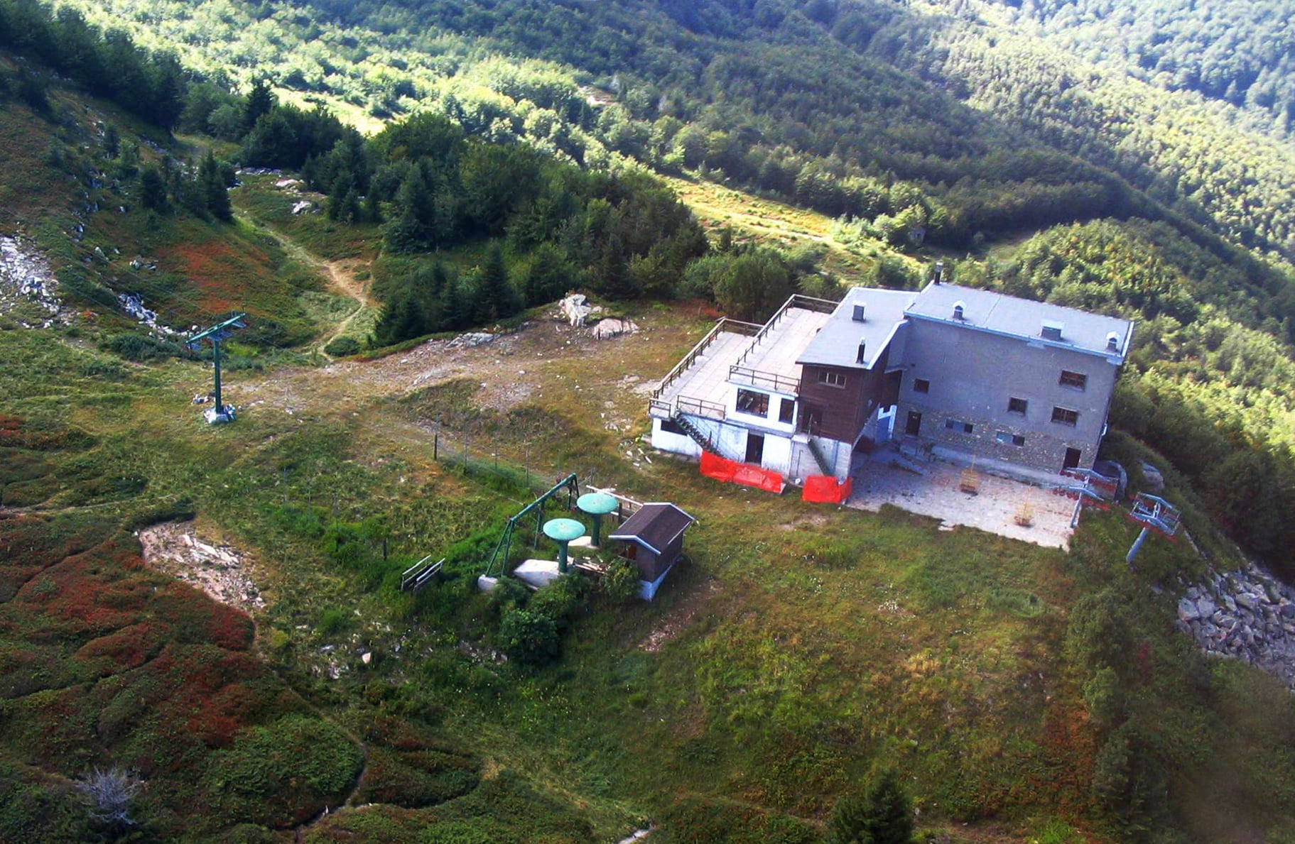 Abetone (PT) / Cestovia Selletta, Sestaione e Campolino : Rifugio al Campolino con arrivo cestovia e doppio skilift