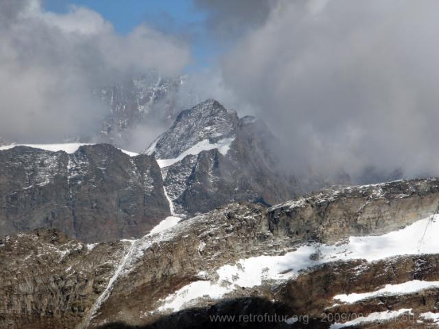 Tag 002: Fornohütte und -monte : Von Wolken umhüllt im Hintergrund die Bernina