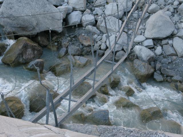 Tag 003: Fornogletscher und -tal : Ohweh, diese Brücke hat das (Eis-)Hochwasser erwischt.