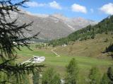 Links ist Maloja Dorf. Es sieht nicht so schön aus, daher sollte es durch Astwerk der Lärche ein wenig in verdeckt werden. (57.82 KByte) Tag 003: Fornogletscher und -tal : Links ist Maloja Dorf. Es sieht nicht so schön aus, daher sollte es durch Astwerk der Lärche ein wenig in verdeckt werden.