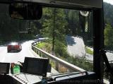 Im Postauto die Haarnadelkurven der Malojastrasse hinab (52.75 KByte) Tag 003: Fornogletscher und -tal : Im Postauto die Haarnadelkurven der Malojastrasse hinab