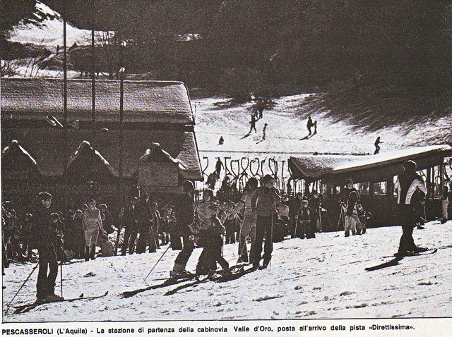 La stazione a valle della cabinovia (si intravedono i cesti smontanti dalla fune) (90.63 KByte) Pescasseroli (AQ) / Cestovia Monte Vitelle (Orsa Maggiore) : La stazione a valle della cabinovia (si intravedono i cesti smontanti dalla fune)