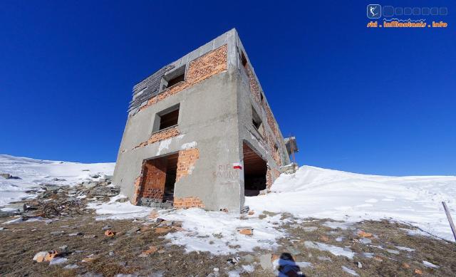 Garessio (CN) / Cestovia Delle Volpe, Monte Berlino : Stazione monte non terminata della cestovia di Garessio