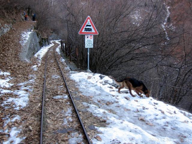 Der Bahnübergang und Anfang des Vom