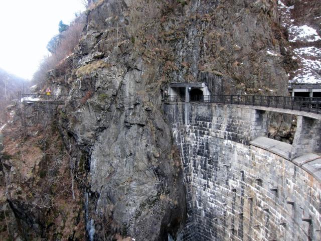 Blick entlang des aus festem Granit und Beton erstellten Bauwerks, hinüber zum Portal des kurzen Tunnels. (80.29 KByte) Vom