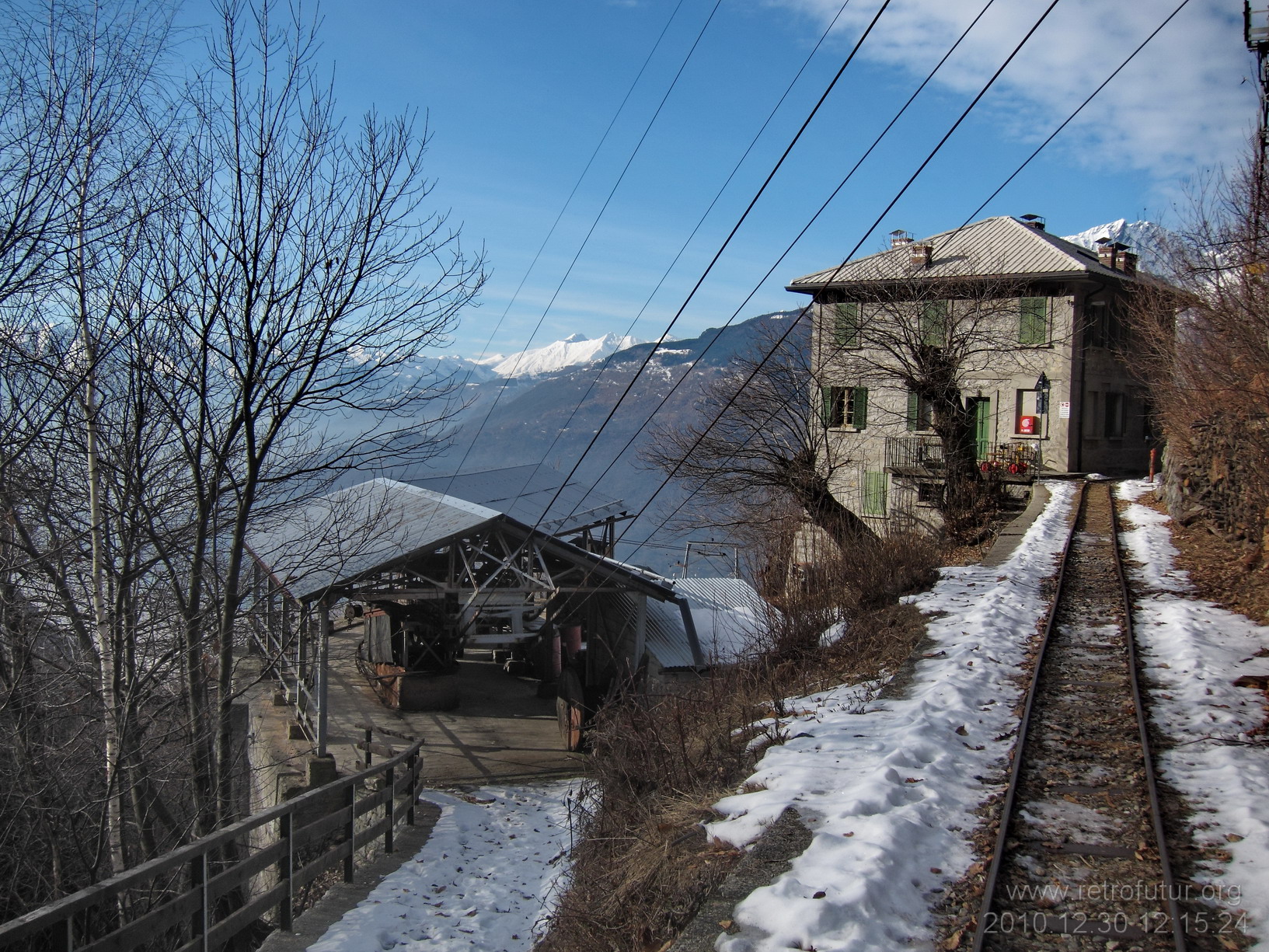 Der erster Abschnitt des Tracciolino : Mittelstation der etwa 3,5km langern Materialseilbahn nach Frasnedo und Villa des Dammwärters