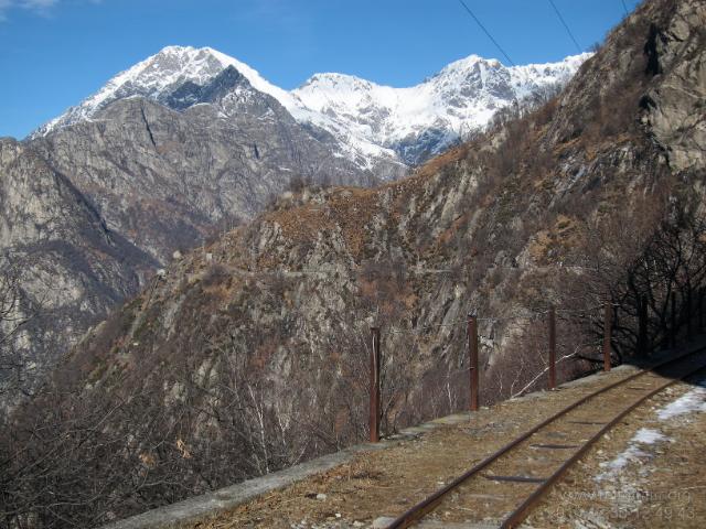 Der erster Abschnitt des Tracciolino : Der weitere nahezu horizontale Verlauf Tracciolino ist hier entlang der Bildmitte gut zu erkennen.