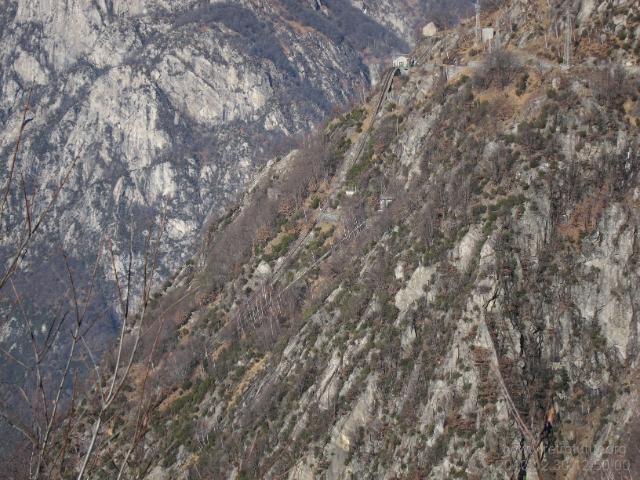Oben rechts die Stichstrecke des Tracciolino zur Bergstation der von Novate Mezzola heraufführenden Standseilbahn. Parrallel zu diesem die Druckleitung für die aus den Codera und Ratti Tätern eingeleiteten Wassermassen (77.83 KByte) Der erster Abschnitt des Tracciolino : Oben rechts die Stichstrecke des Tracciolino zur Bergstation der von Novate Mezzola heraufführenden Standseilbahn. Parrallel zu diesem die Druckleitung für die aus den Codera und Ratti Tätern eingeleiteten Wassermassen