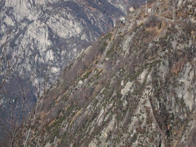 Der erster Abschnitt des Tracciolino : Oben rechts die Stichstrecke des Tracciolino zur Bergstation der von Novate Mezzola heraufführenden Standseilbahn. Parrallel zu diesem die Druckleitung für die aus den Codera und Ratti Tätern eingeleiteten Wassermassen