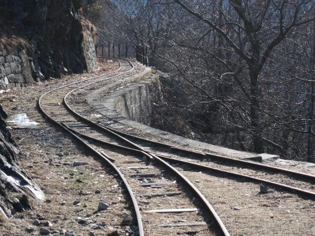 Der erster Abschnitt des Tracciolino : Der Abzweig der Stichstrecke (rechts)