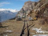 Unter dem Portalkran das Ankunftsplateau der von Novate Mezzola heraufführenden Standseilbahn. Die Tracciolino Stichstrecke endet hier mit einem Rangiergleis. (67.05 KByte) Der erster Abschnitt des Tracciolino : Unter dem Portalkran das Ankunftsplateau der von Novate Mezzola heraufführenden Standseilbahn. Die Tracciolino Stichstrecke endet hier mit einem Rangiergleis.
