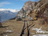 Der erster Abschnitt des Tracciolino : Unter dem Portalkran das Ankunftsplateau der von Novate Mezzola heraufführenden Standseilbahn. Die Tracciolino Stichstrecke endet hier mit einem Rangiergleis.