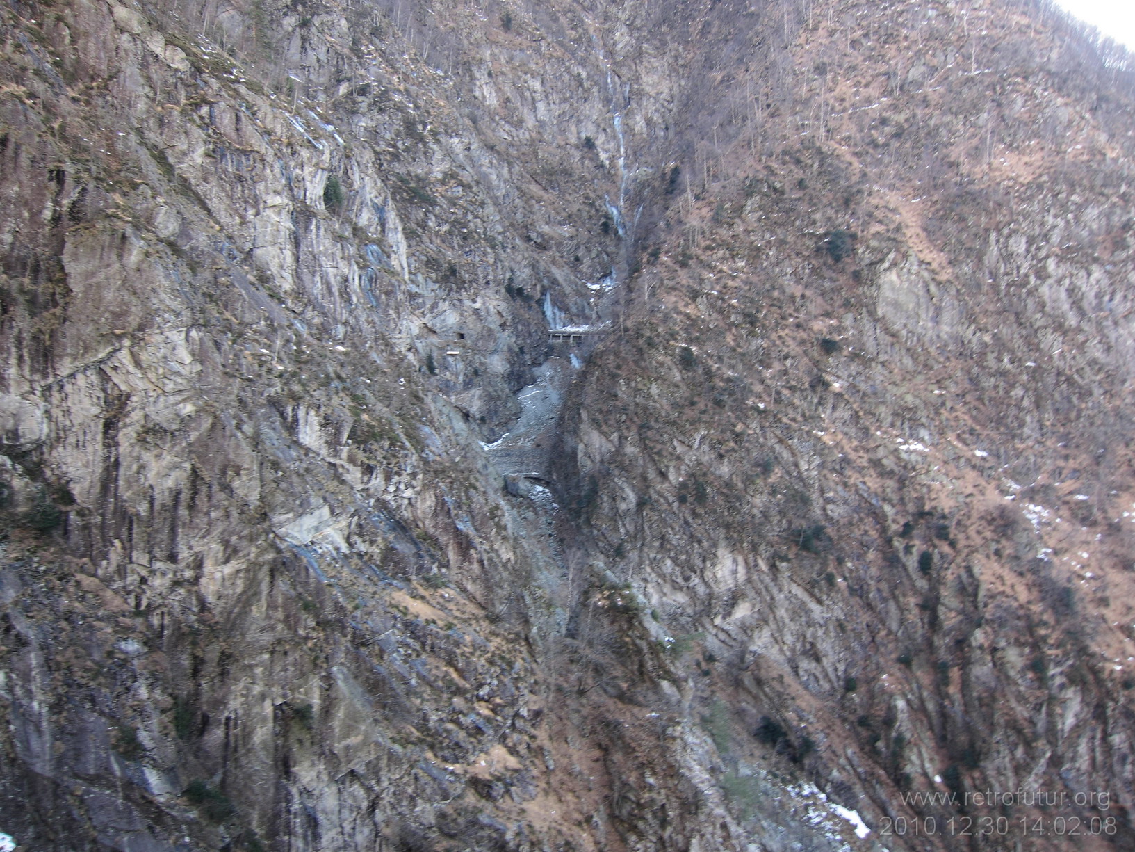 Der zweite Abschnitt des Tracciolino nach Codera : Blick zurück: Durch diese Flanke führt der Tracciolino. In Bildmitte sind Tunneleingänge und Galerien zu erkennen.