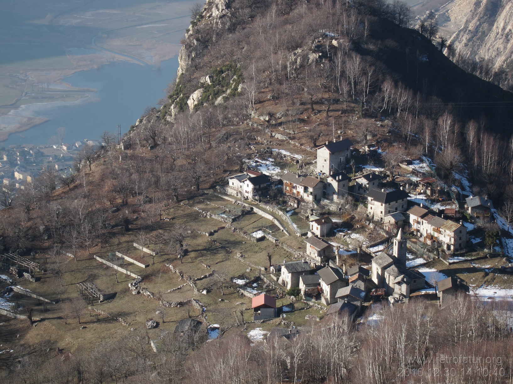 Der zweite Abschnitt des Tracciolino nach Codera : San Giorgio und der kleine See hinter Novate Mezzola