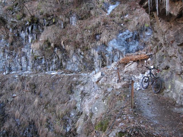 Der zweite Abschnitt des Tracciolino nach Codera : Winterlicher Felssturz