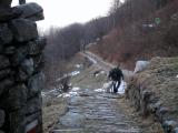 Ein älterer Herr mit seinem Hund am Ortsausgang, er beginnt seinen Abstieg. (55.1 KByte) Abfahrt nach Novate Mezzola : Ein älterer Herr mit seinem Hund am Ortsausgang, er beginnt seinen Abstieg.