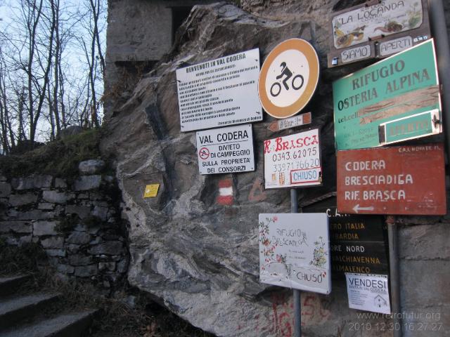 Abfahrt nach Novate Mezzola : Unzählige Hinweisschilder zu Rifugios, Locandas, Osterias. Das Valle Codera lebet. Weil es keine banalen Autoverkehr kennt. Das ist der Diamant. Ist das nicht schön, dass es das noch geben darf?