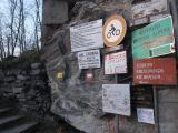 Unzählige Hinweisschilder zu Rifugios, Locandas, Osterias. Das Valle Codera lebet. Weil es keine banalen Autoverkehr kennt. Das ist der Diamant. Ist das nicht schön, dass es das noch geben darf? (67.21 KByte) Abfahrt nach Novate Mezzola : Unzählige Hinweisschilder zu Rifugios, Locandas, Osterias. Das Valle Codera lebet. Weil es keine banalen Autoverkehr kennt. Das ist der Diamant. Ist das nicht schön, dass es das noch geben darf?
