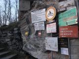 Abfahrt nach Novate Mezzola : Unzählige Hinweisschilder zu Rifugios, Locandas, Osterias. Das Valle Codera lebet. Weil es keine banalen Autoverkehr kennt. Das ist der Diamant. Ist das nicht schön, dass es das noch geben darf?