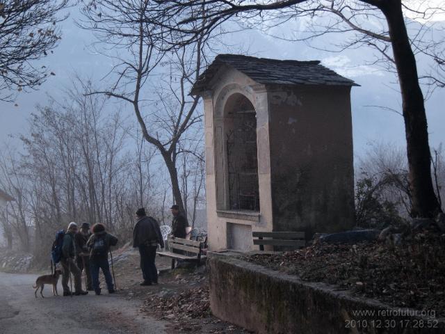 Abfahrt nach Novate Mezzola : Am Einstieg des Saumpfades finden sich Sitzbänke. Hier treffen sich die Einheimischen vor oder nach der Wanderung. Zelebrieren ihren ganz gewöhnlichen Wintertag.