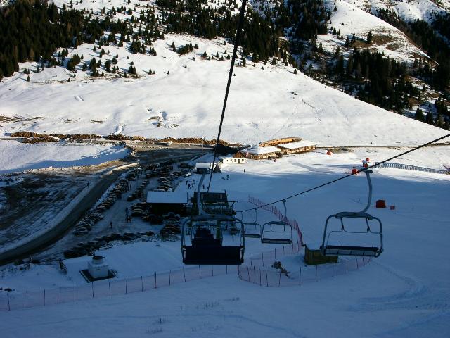 Castello Tesino (TN) / Cestovia Monte Agaro : Attualmente è in esercizio una seggiovia quadriposto fissa con tappeto d'imbarco. La piccola casa dell (ex?) bar e sempre lì  (parte soleggiata nell'immagine, a sinstra dei vasti edifici moderni))