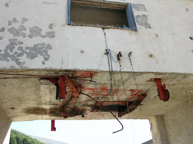 E questo è quel che rimane nella stazione a monte nel 2007 (58.54 KByte) Campo di Giove (AQ) / Cestovia Piane-Guado di Coccia : E questo è quel che rimane nella stazione a monte nel 2007
