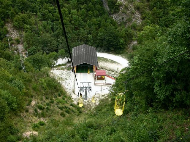 Cestovia Monte Catria stazione a valle (76.33 KByte) Frontone (PU) * / Cestovia Monte Catria (Monte Acuto) : Cestovia Monte Catria stazione a valle
