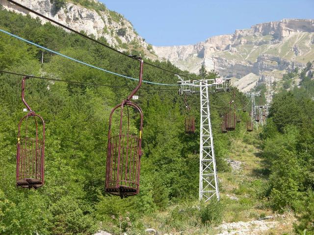 Lama Dei Peligni (CH) * / Cestovia Grotte del Cavallone : La linea della cestovia ripresa dalla stazione a valle