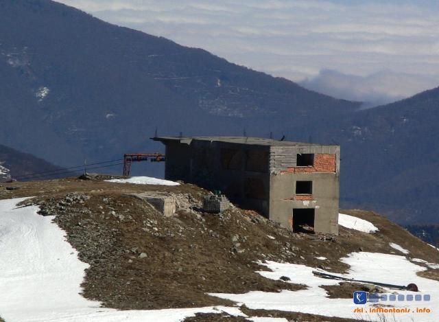 Stazione superiore. Pare che fu abbandonata prima della conclusione dei lavori edili. (42.87 KByte) Garessio (CN) / Cestovia Delle Volpe, Monte Berlino : Stazione superiore. Pare che fu abbandonata prima della conclusione dei lavori edili.