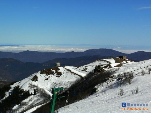 Sulla destra la staione monte della Cestovia di Garessio, nido d'aquila sulla pianura del nord. (42.8 KByte) Garessio (CN) / Cestovia Delle Volpe, Monte Berlino : Sulla destra la staione monte della Cestovia di Garessio, nido d'aquila sulla pianura del nord.