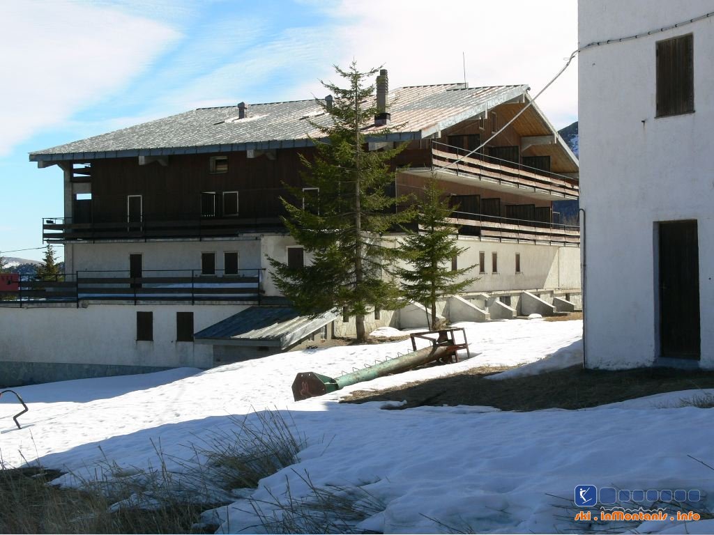 Garessio (CN) / Cestovia Delle Volpe, Monte Berlino : Edifici abbandonati presso la stazione valle della cestovia di Garessio