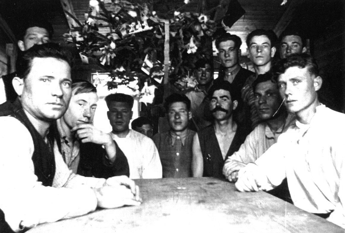 Die Zeit bis 1945 : Gruppenbild vor dem Weihnachtsbaum