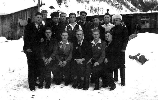 Ostarbeiter im Gruppenbild (39.12 KByte) Die Zeit bis 1945 : Ostarbeiter im Gruppenbild