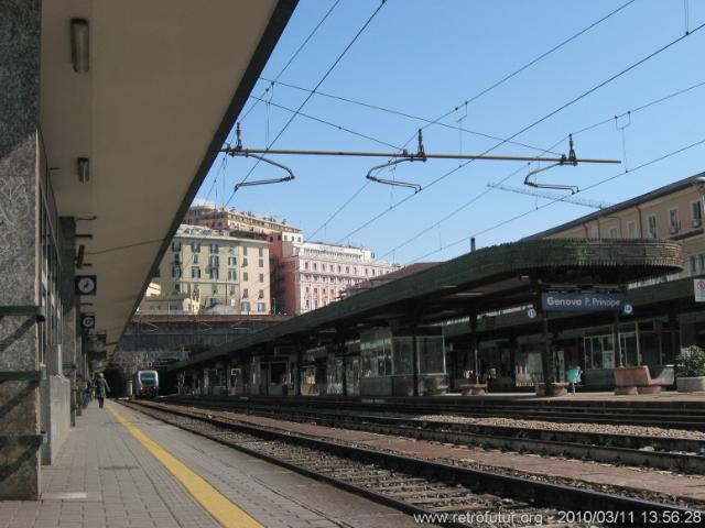 Die Reise ist das integrale Ziel. Umsteigen in Genua mit seinen dichtgepackten Infrastrukturbauten entlang des blauen Meeres. (49.11 KByte) 11.3 :: Innsbruck - Genova - Nice : Die Reise ist das integrale Ziel. Umsteigen in Genua mit seinen dichtgepackten Infrastrukturbauten entlang des blauen Meeres.