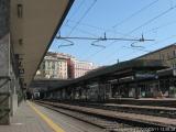 Die Reise ist das integrale Ziel. Umsteigen in Genua mit seinen dichtgepackten Infrastrukturbauten entlang des blauen Meeres. (49.11 KByte) 11.3 :: Innsbruck - Genova - Nice : Die Reise ist das integrale Ziel. Umsteigen in Genua mit seinen dichtgepackten Infrastrukturbauten entlang des blauen Meeres.