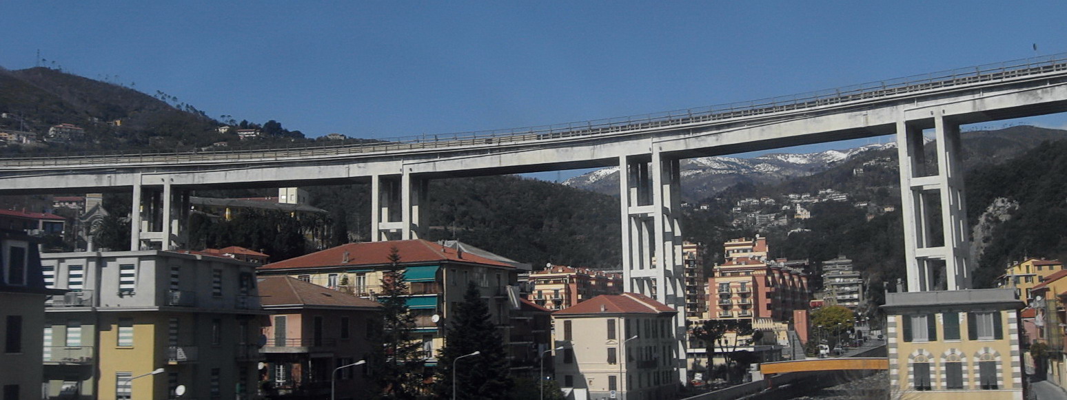 11.3 :: Innsbruck - Genova - Nice : Aus dem Zugfenster: Im Hintergrund die ersten verschneiten Berge des Apenins. Hier werden Günther und ich im Jahr drauf mit dem Mountainbike entlangradeln. Es wacht hier ein Viadukt der Autostrada Genova - Savona aus den 1950er Jahren.